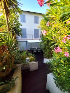 einen Garten mit einem Tisch und einigen Pflanzen und Blumen in der Unterkunft Villa Sainte Victoire in Peynier + 31 Fotos