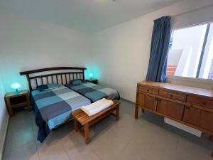 Un dormitorio con una cama y una cómoda y una ventana. en MONTE GOLF - TERRACE - POOLS - OCEAN VIEW - BEACH - WIFI - QUIET Complex, en Playa del Cura