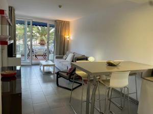 una sala de estar con una mesa y un sofá en MONTE GOLF - TERRACE - POOLS - OCEAN VIEW - BEACH - WIFI - QUIET Complex, en Playa del Cura