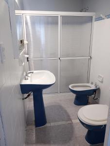 a bathroom with a sink and a toilet at Temporario Del Centro in Paso de los Libres