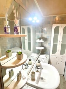 a bathroom with a sink and a mirror at Santa Croce - vivi il cuore della città in Lecce