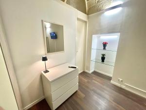 a white room with a dresser and a mirror at Santa Croce - vivi il cuore della città in Lecce