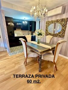 a dining room with a table and chairs and a mirror at VIP ROOMS Toledo - PARKING GRATIS - 2 HABITACIONES in Toledo