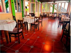 Restaurace v ubytování Ribiera del Lago Peten Itza + 18 fotografií