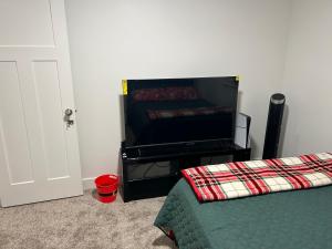 Μια τηλεόραση ή/και κέντρο ψυχαγωγίας στο Room in Eagle Mountain +19 φωτογραφίες