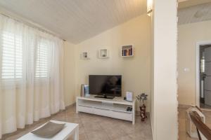 Televízia a/alebo spoločenská miestnosť v ubytovaní Apartment Daniela