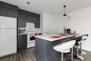 Kuchyň nebo kuchyňský kout v ubytování Logement neuf, spacieux