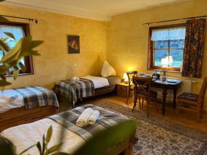 a room with two beds and a desk and a table at Ferienhaus Feldblick mit Kamin für 15 Personen in Rüdersdorf