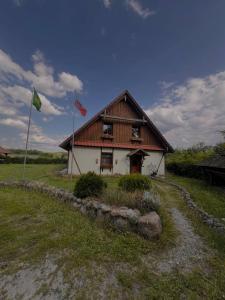 a house with two flags in front of it at Ferienhaus Feldblick mit Kamin für 15 Personen in Rüdersdorf