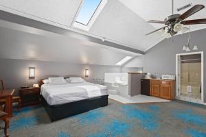 a bedroom with a bed and a ceiling fan at Four Seasons Country Inn in Glasgow