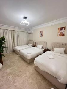 una camera d'albergo con tre posti letto di Zamalek Taha Hussein open view a Il Cairo