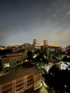 una vista di una città di notte con edifici di Zamalek Taha Hussein open view a Il Cairo