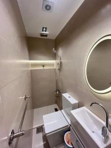 un bagno con lavandino, specchio e WC di Zamalek Taha Hussein open view a Il Cairo Altre 14 foto