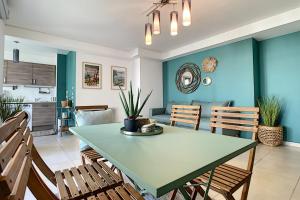a kitchen and dining room with a table and chairs at Centre, lumineux appartement T3 6 Pers Terrasse wifi pkg clim in Antibes
