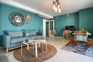a living room with a couch and a table at Centre, lumineux appartement T3 6 Pers Terrasse wifi pkg clim in Antibes +37 photos