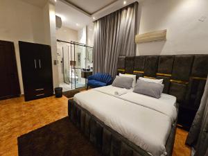 Giường trong phòng chung tại Atlantic Experiences, Garki, Abuja