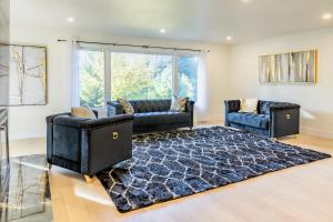 ロンドンにある5 Bedroom Luxury Retreat with Hot Tub and Sauna, Prime Location and More!のリビングルーム(ソファ2台、ラグ付) +53枚の写真