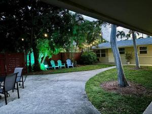 a patio with chairs and tables in a house at New comfortable and youthful sport in Fort Lauderdale