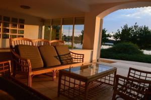 Χώρος καθιστικού στο Vila Lac - Ecohotel - Domeniul Sarulesti by the Lake