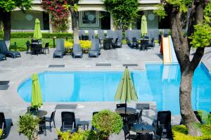 Bazén v ubytování Plaza Camelinas Hotel nebo v jeho okolí