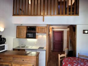 a small kitchen with a counter top and a kitchen at Résidence Le Clos Vanoise - Studi mezzanine chaleureux MAE-4561 in Bessans