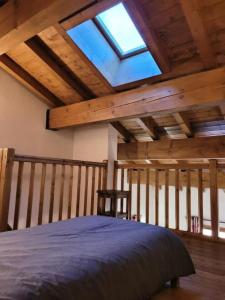 a bedroom with a large bed with a window at Résidence Le Clos Vanoise - Studi mezzanine chaleureux MAE-4561 in Bessans