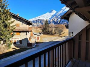 a balcony with a view of a snow covered mountain at Résidence Le Clos Vanoise - Studi mezzanine chaleureux MAE-4561 in Bessans
