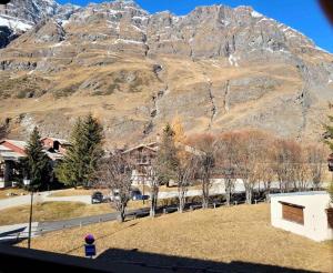 a view of a mountain with trees and a building at Résidence Le Clos Vanoise - Studi mezzanine chaleureux MAE-4561 in Bessans +2 photos