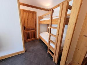Zimmer mit 2 Etagenbetten und einer Tür in der Unterkunft Résidence Le Criterium - Résidence Le Critérium 3 Chalet D Appartement 3 MAE-4581 in Lanslebourg-Mont-Cenis