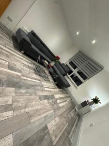 ein Wohnzimmer mit einem Sofa und einem Boden in der Unterkunft Cozy Apartment in Edinburgh