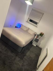 ein kleines Schlafzimmer mit einem Bett und einem Fenster in der Unterkunft Cozy Apartment in Edinburgh