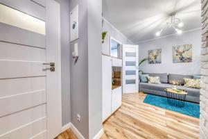 a hallway with a living room with a couch at Dwupokojowy apartament Fordon w okolicy Onkologii in Bydgoszcz