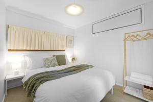 Ένα ή περισσότερα κρεβάτια σε δωμάτιο στο Vincentia Beach Bungalow Your Coastal Escape