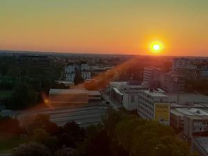uno skyline della città con il tramonto sullo sfondo di Skyline View Apartment - 15th Floor Bliss a Bratislava Altre 10 foto
