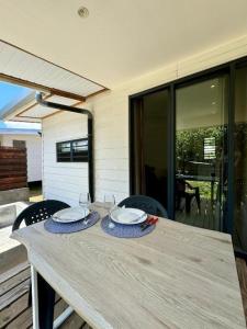 パペトアイにあるTiny House Moorea Hinavaiの木製テーブル(2皿、ワイングラス付)