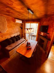 salon z kanapą i stołem w obiekcie Western Apartments Sierra de Madrid w Madrycie