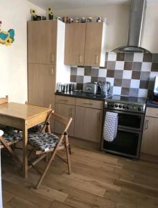 Kuchyň nebo kuchyňský kout v ubytování Queens Crescent + 6 fotografií