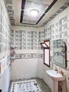 a bathroom with a sink and a shower and a toilet at Hôtel Villa des étoiles in Ourika