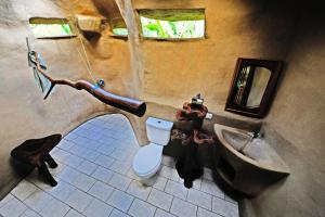 La salle de bains est pourvue de toilettes et d'un lavabo. dans l'établissement Finca Kobo, à Palo Seco