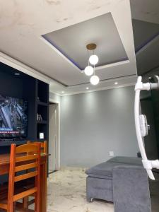 Cette chambre dispose d'un lit et d'une télévision au plafond. dans l'établissement Casa na praia no Guarujá, à Guarujá