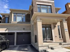 una casa con un'auto parcheggiata davanti di Ravine Retreat - 3RM Suite, 2BD, 1 WR, Pool, Sauna a Whitby