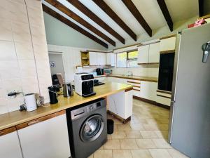 Nhà bếp/bếp nhỏ tại Luxury Sandton Villa
