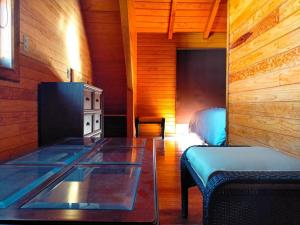 Cette chambre comprend une table, un lit et une cuisine. dans l'établissement Conecta con la Naturaleza y Confort en Cabaña Villaluxe, à San Cristóbal de Las Casas