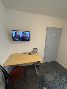 TV a/nebo společenská místnost v ubytování Hotel Hildesheimer Hof