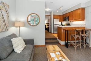 Fotografie z fotogalerie ubytování Alpenglow Lodge Cozy Studio with Den by MVA v destinaci Whistler