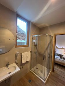 a bathroom with a shower and a sink at Privatni Studio Apartman RIO 028 u sklopu HOTEL VUČKO JAHORINA in Jahorina