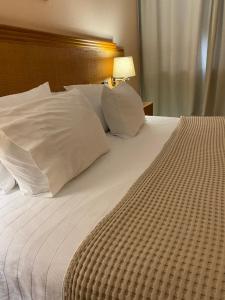 Uma cama ou camas num quarto em Hotel Lusitano