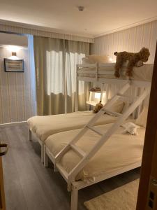 Uma cama ou camas num quarto em Hotel Lusitano