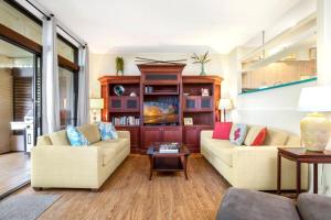 Posezení v ubytování KBM Resorts FREE CAR Kaanapali Royal Garden View 2-Bedroom Condo with Large Floorplan Quick Walk to Beach KRO-Q102