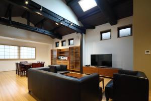 - un salon avec un canapé et une télévision dans l'établissement Kyoyado Usagi, à Kyoto